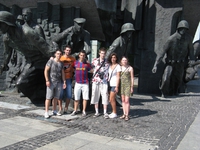 U pomniku Varsavskeho povstani